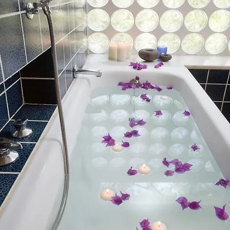 Sleeps 8 With Pool And Air Con