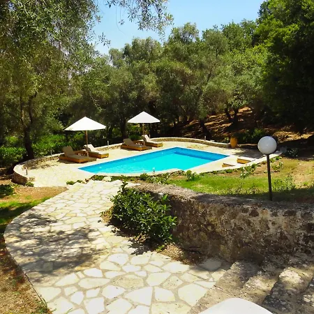 Sleeps 8 With Pool And Air Con Chlomos