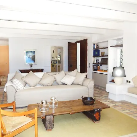 Villa Sleeps 8 With Pool And Air Con Chlomos