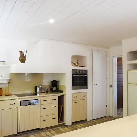 Villa Sleeps 8 With Pool And Air Con