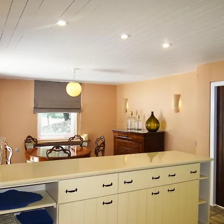 Sleeps 8 With Pool And Air Con